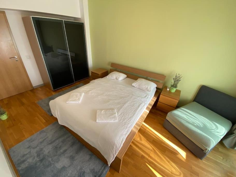Green Apartment 214 With Private Parking Букурещ Екстериор снимка