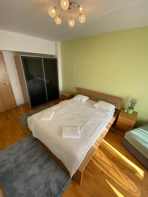 Green Apartment 214 With Private Parking Букурещ Екстериор снимка